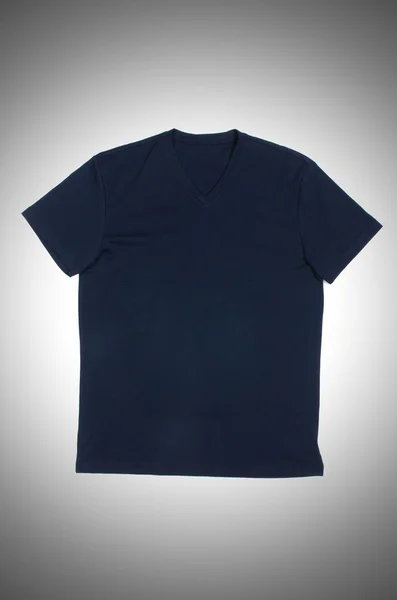 Camiseta masculina contra el gradiente —  Fotos de Stock