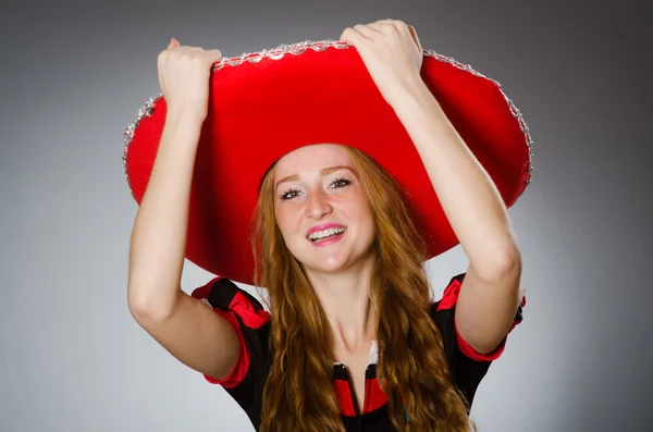 Bella donna con cappello sombrero rosso — Foto Stock