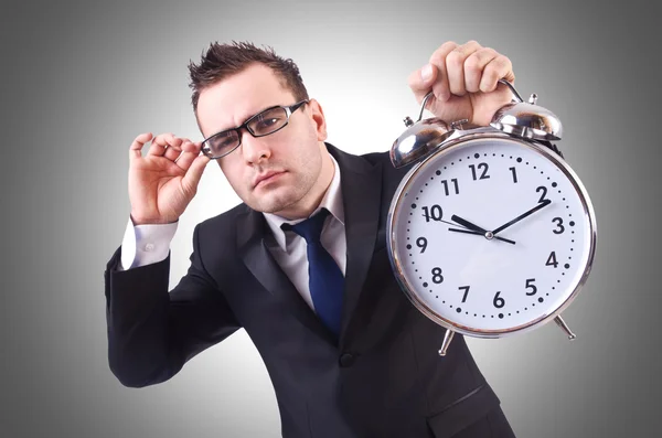 Бізнесмен з годинником проти градієнта — стокове фото