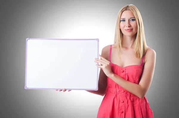 Mulher em vestido rosa com placa em branco — Fotografia de Stock