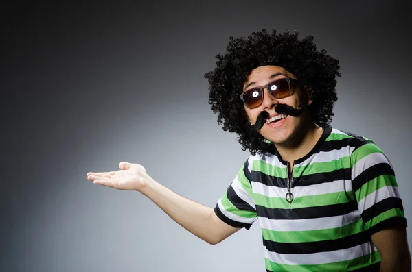 Hombre divertido con peinado afro — Foto de Stock