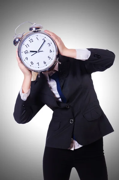 Femme avec horloge géante — Photo