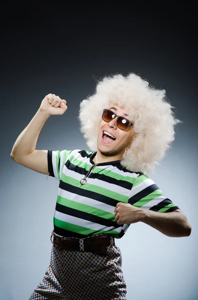 Homme drôle avec coiffure afro — Photo