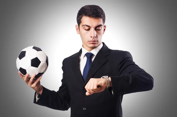 Joven hombre de negocios con pelota contra el gradiente — Foto de Stock