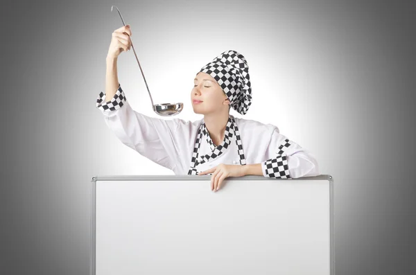 Cozinhe com concha e placa em branco — Fotografia de Stock
