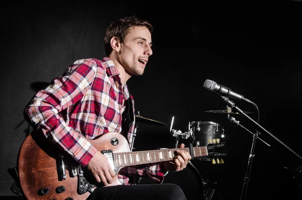 Junger Mann mit Gitarre — Stockfoto