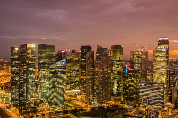 Rascacielos en Singapur durante las horas nocturnas —  Fotos de Stock