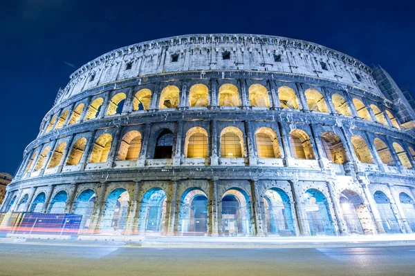 Beroemd colosseum tijdens de avonduren — Stockfoto