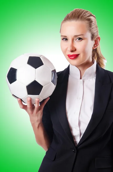 Bizneswoman z piłką przed gradientu — Zdjęcie stockowe
