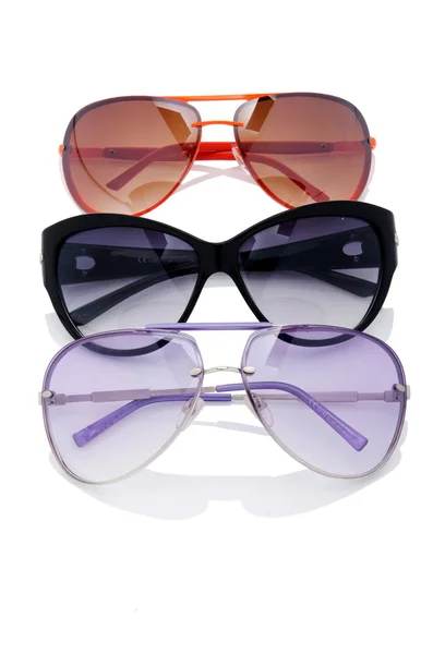 Eleganckie okulary przeciwsłoneczne odizolowane na białym — Zdjęcie stockowe
