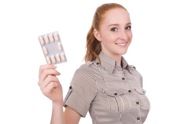 Mladá žena s pilulky izolované na bílém — Stock fotografie