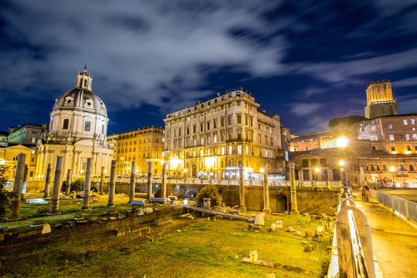 Римские руины в вечерние часы в Риме Италия — стоковое фото