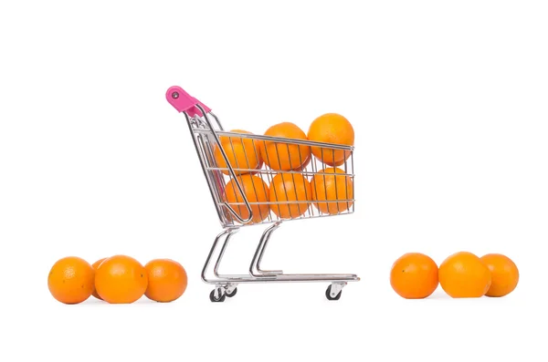 Тележка супермаркета, полная апельсинов — стоковое фото