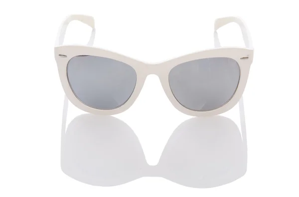 Lunettes de soleil élégantes isolées sur le blanc — Photo