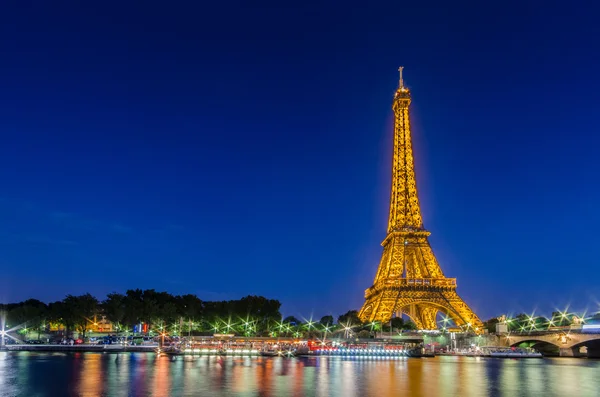 Eiffel Tower  in Paris — Stock Photo, Image