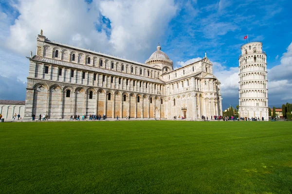 Famosa torre inclinada de Pisa durante o dia de verão — Fotografia de Stock