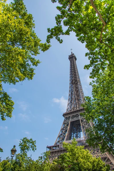 Eiffel-torony fényes nyári napon — Stock Fotó