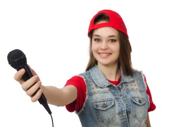 Güzel kız beyazlar içinde karaoke söylüyor.