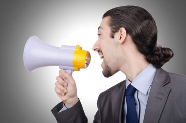 man schreeuwen en schreeuwen met luidspreker