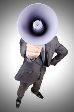 man schreeuwen en schreeuwen met luidspreker