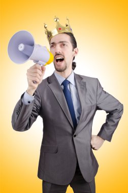 man schreeuwen en schreeuwen met luidspreker