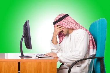 Arap işadamı bilgisayarda çalışıyor