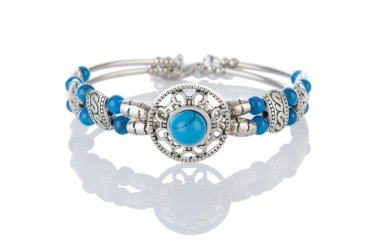 Beyaz güzel bilezik