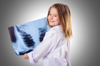 Doktor Röntgen ile oynayan küçük gilr