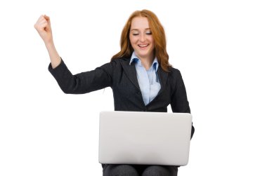 Dizüstü bilgisayarı olan genç bir iş kadını