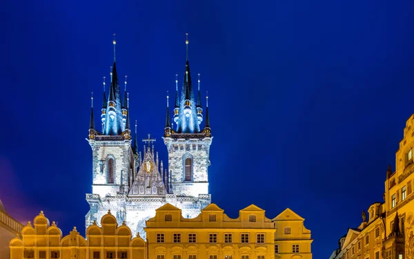 Torres en la plaza del casco antiguo de Praga — Foto de Stock