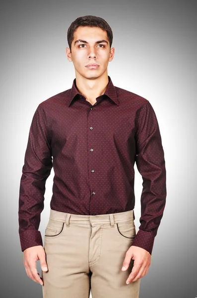 Modelo masculino con camisa contra el gradiente — Foto de Stock
