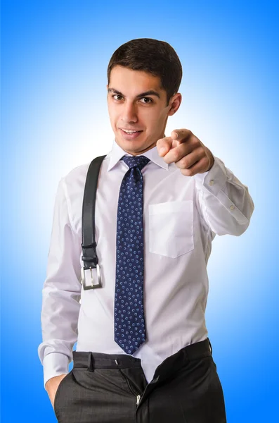 Modello maschile indossando camicia contro il gradiente — Foto Stock
