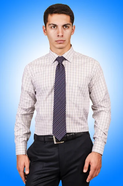 Modelo masculino vestindo camisa contra o gradiente — Fotografia de Stock