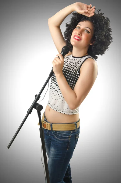 Mulher com corte de cabelo afro contra o gradiente — Fotografia de Stock