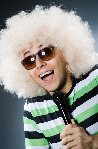 Zabawny człowiek z fryzura afro — Zdjęcie stockowe