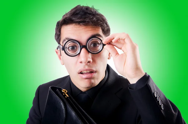 Nerd uomo d'affari isolato sul verde — Foto Stock