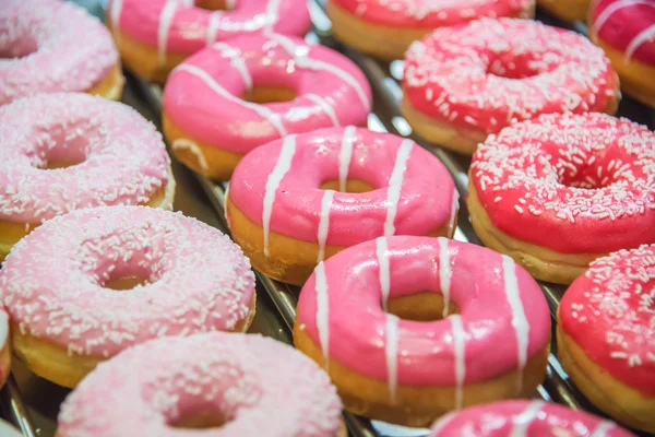 Donuts gerangschikt op scherm — Stockfoto