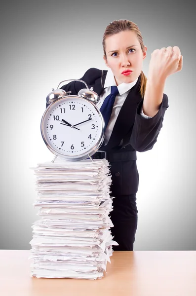 Mujer de negocios con reloj y papeles — Foto de Stock