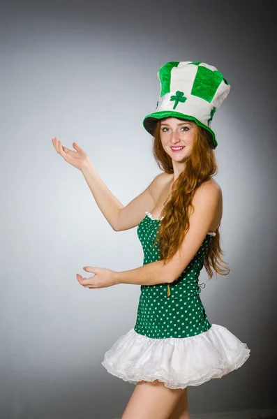 Femme en saint patrick concept — Photo