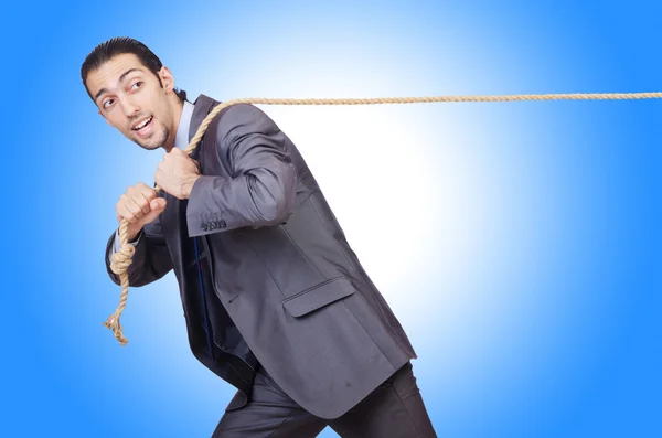 Бізнесмен, потягнувши мотузка — стокове фото