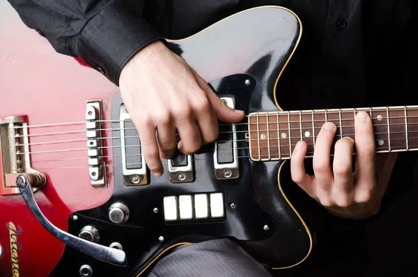 Homme avec guitare pendant le concert — Photo