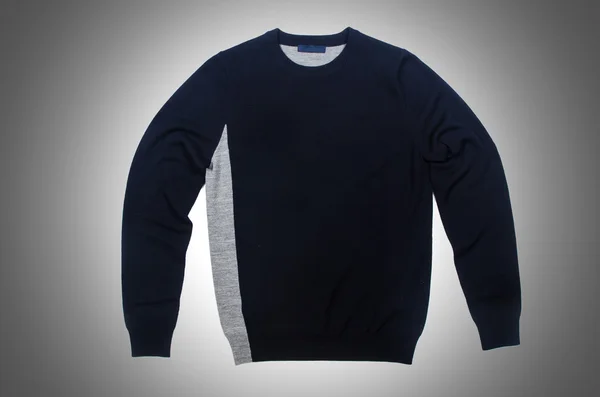 Pull homme sur gris — Photo