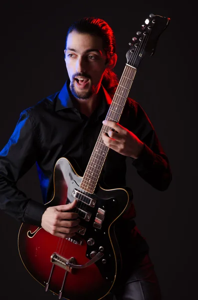 Homem com guitarra durante concerto — Fotografia de Stock