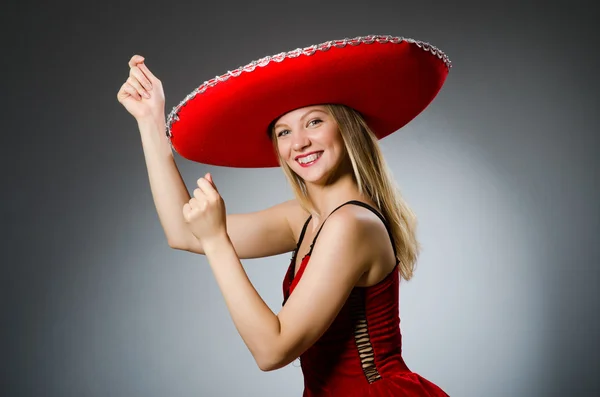 Kvinnan bär sombrero hatt — Stockfoto