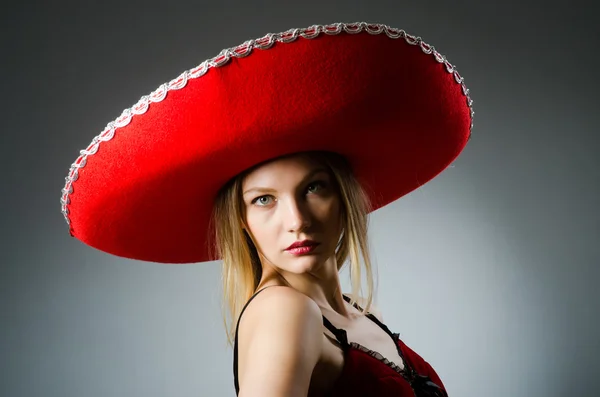 Vrouw dragen sombrero hoed — Stockfoto