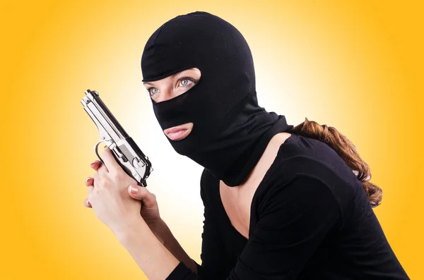 Kriminelle Frau mit Waffe — Stockfoto