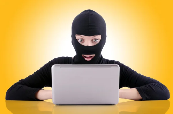 Vrouw Hacker met computer — Stockfoto