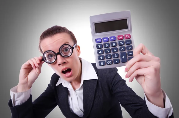 Nerd fêmea com calculadora — Fotografia de Stock