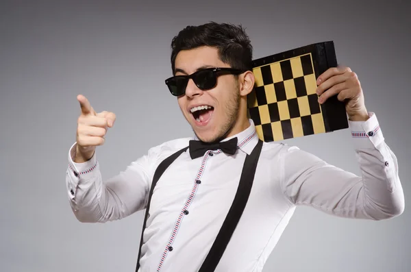 Jugador de ajedrez divertido con tablero — Foto de Stock