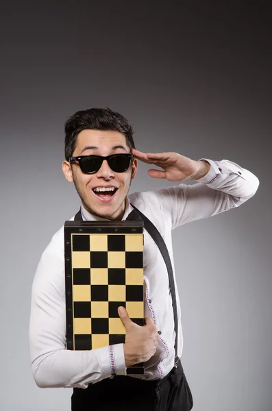 Zabawny szachista z planszą — Zdjęcie stockowe